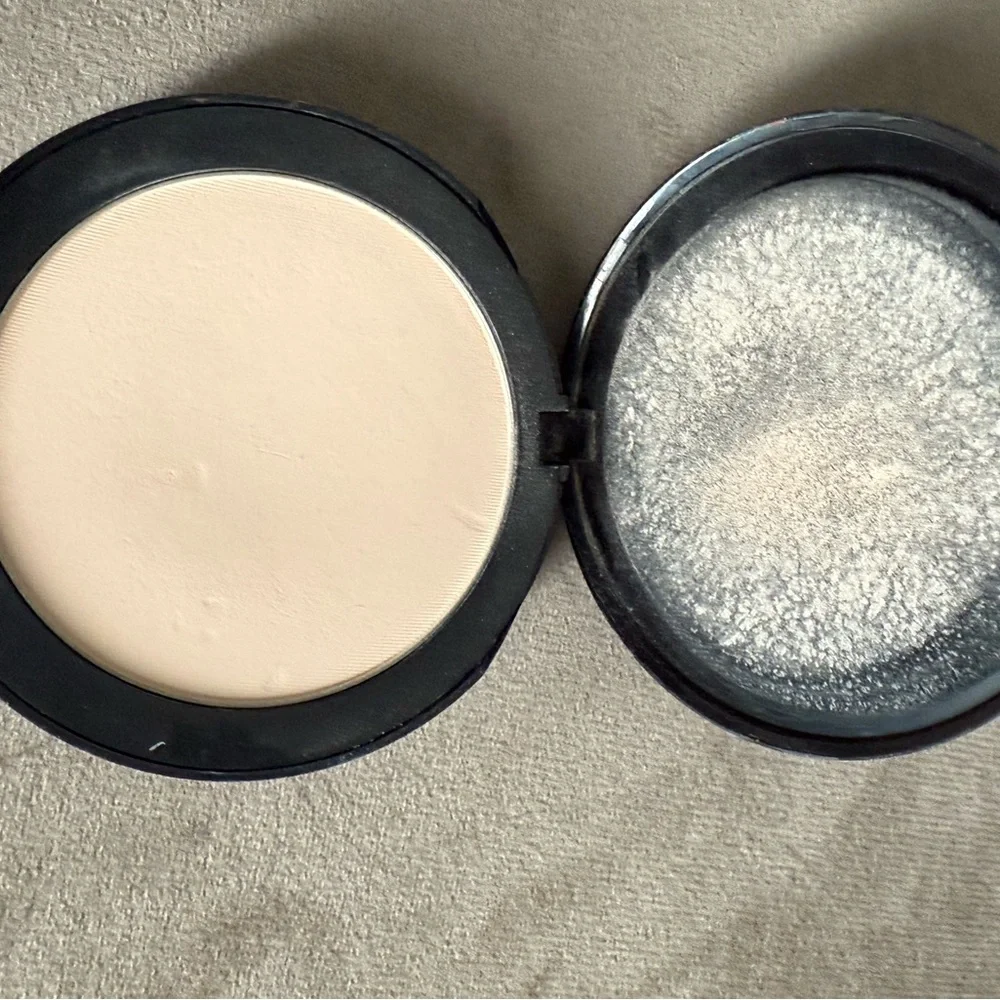 Revlon ColorStay Compact in Black
